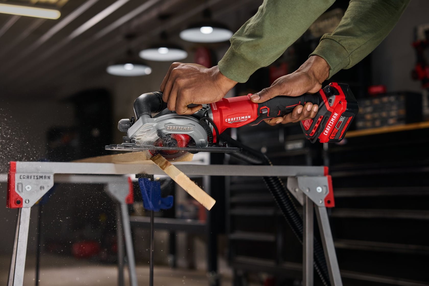 Photo de scie circulaire sans fil Craftsman CMCS405B coupant du bois dans un atelier, outil en gros plan.