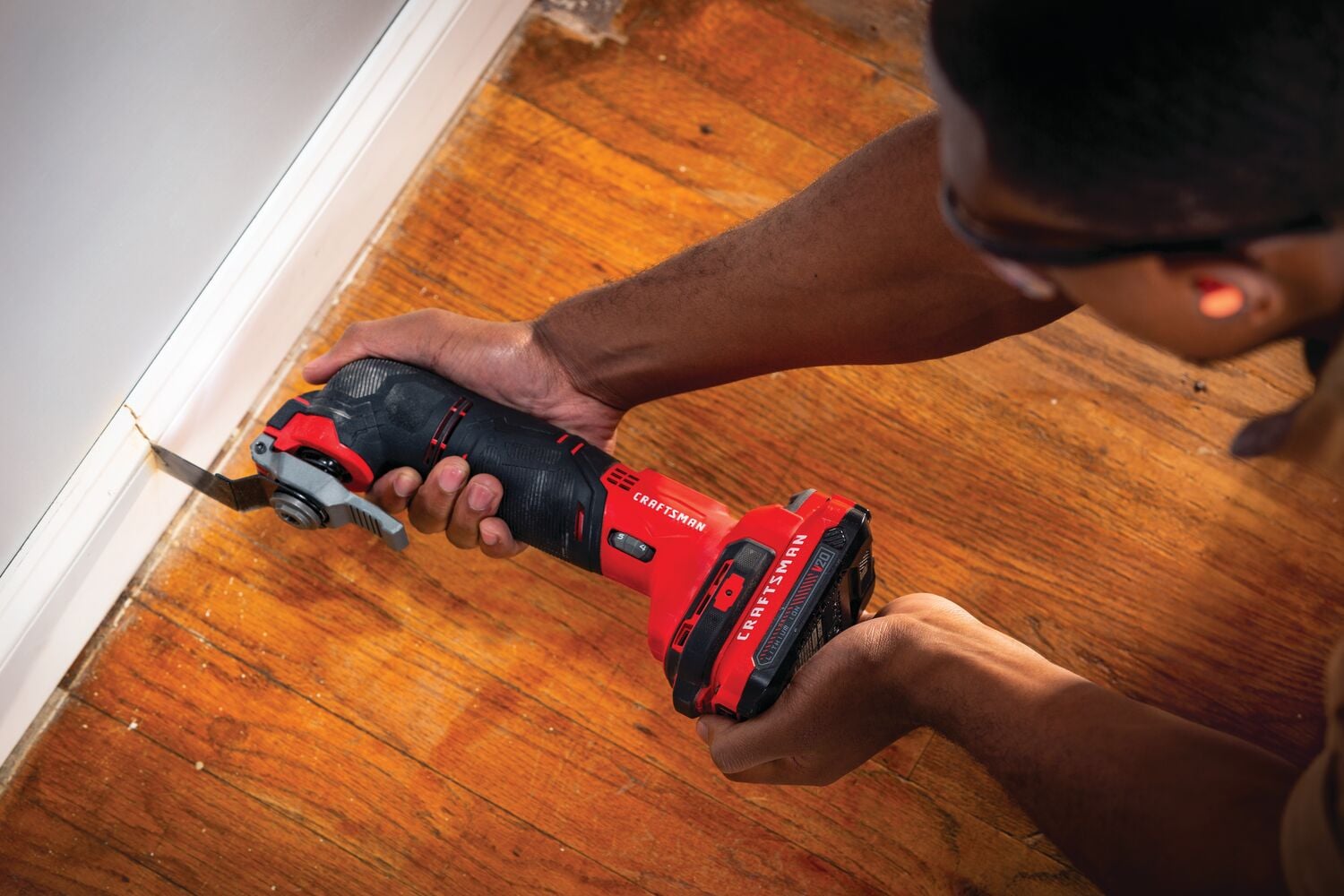 Cordless oscillating tool kit being used.