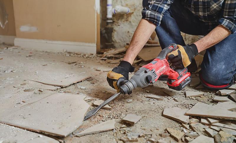 Photo du marteau perforateur sans fil Craftsman CMCH234B utilisé pour enlever des carreaux de sol lors d'une rénovation.