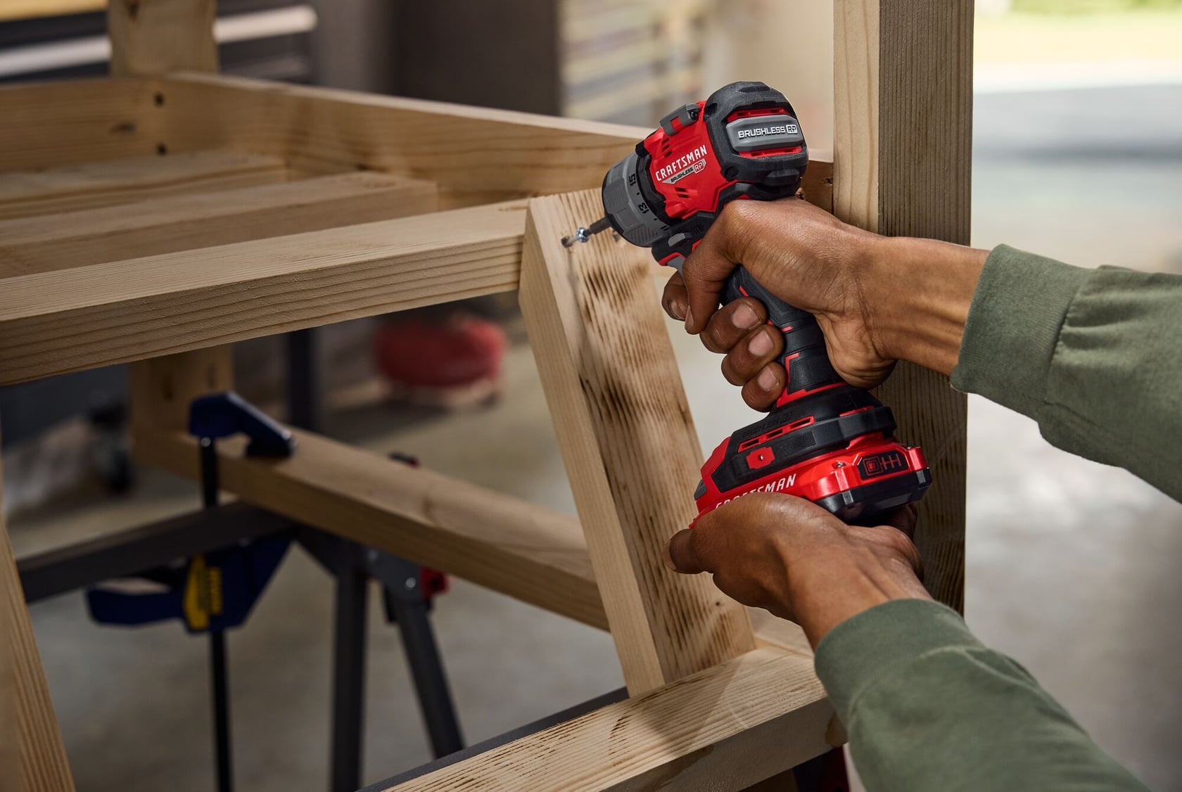 Photo du tournevis à percussion sans fil Craftsman CMCF610B perçant un cadre en bois, vue rapprochée.