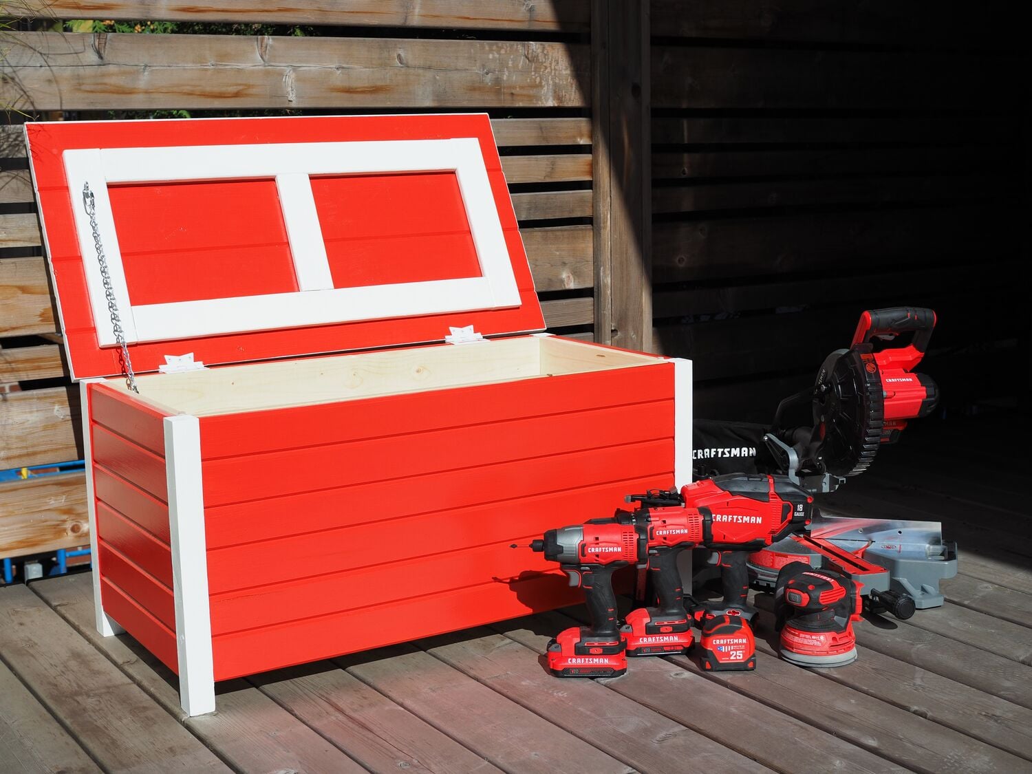 Outdoor Storage Box with lid open

Coffre de rangement extérieur avec couvercle ouvert