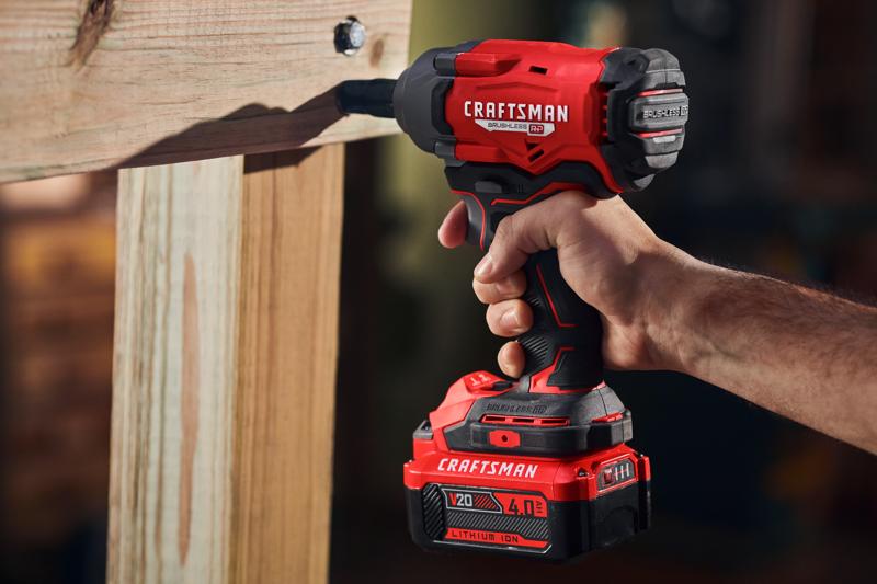 Photo d'une visseuse à chocs sans fil Craftsman, SKU CMCF921B, utilisée pour visser un boulon dans du bois, vue rapprochée.
