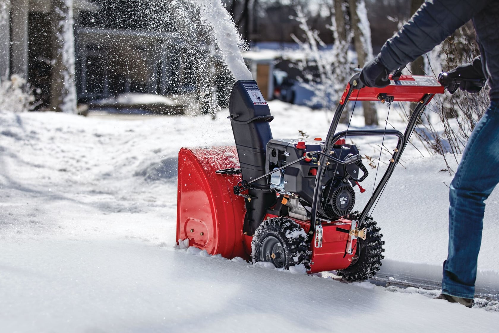 Photographie du souffleuse à neige Craftsman SB410 SKU 31AS6BEE793 déblayant la neige dehors, vue latérale.