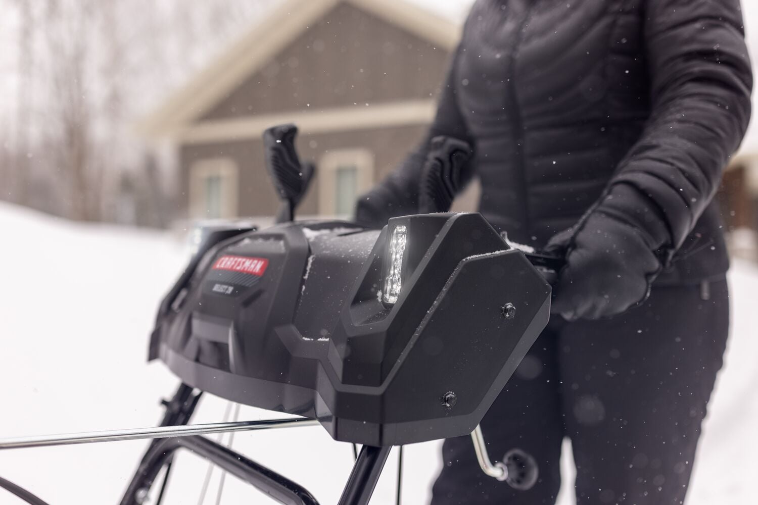 Photographie du manche de la souffleuse à neige Craftsman Select_28 31AH6F2GB93 avec LED, extérieur enneigé.