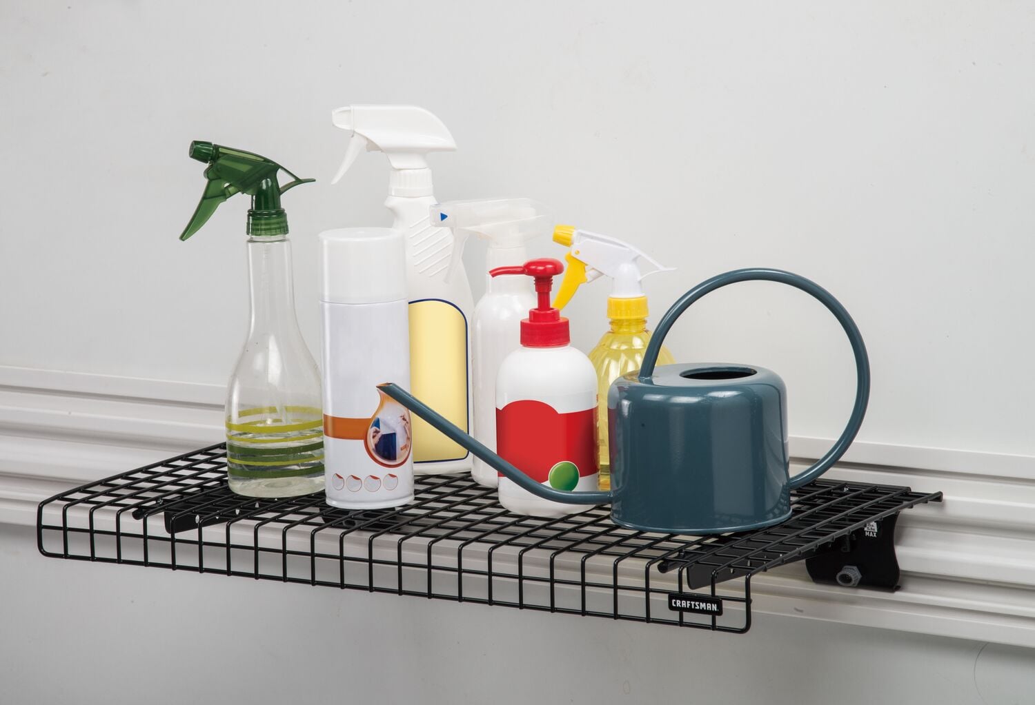 Étagère métallique Craftsman CMST82618VT avec bouteilles et arrosoir, vue de face, catégorie rangement garage.