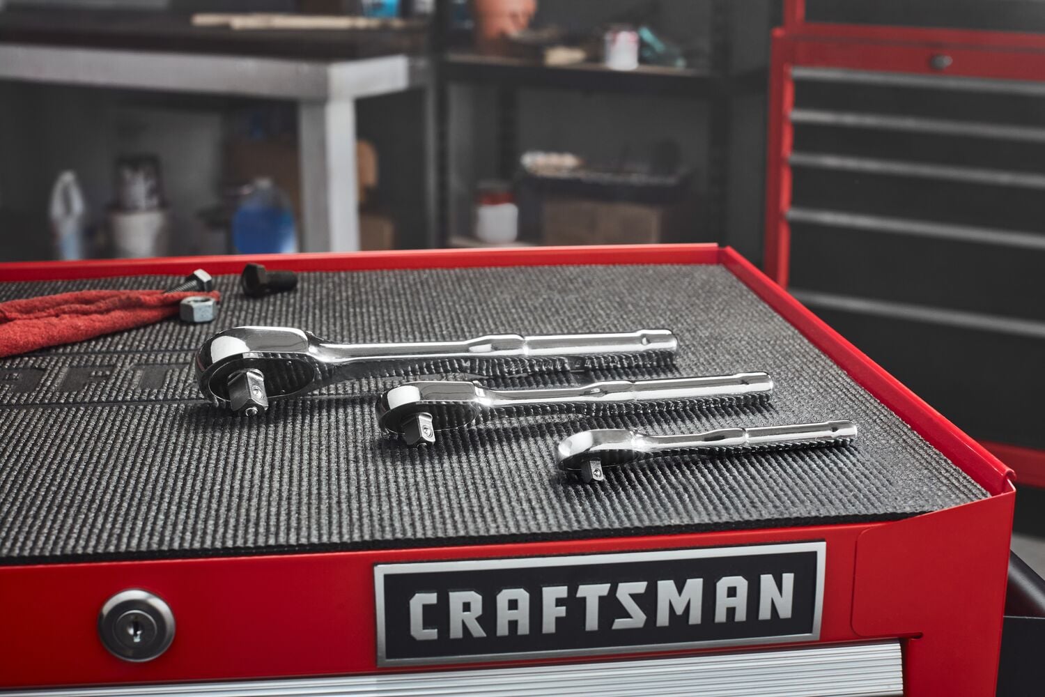 Photo de trois cliquets Craftsman CMMT86723 sur un coffre à outils rouge avec logo Craftsman, dans un atelier.