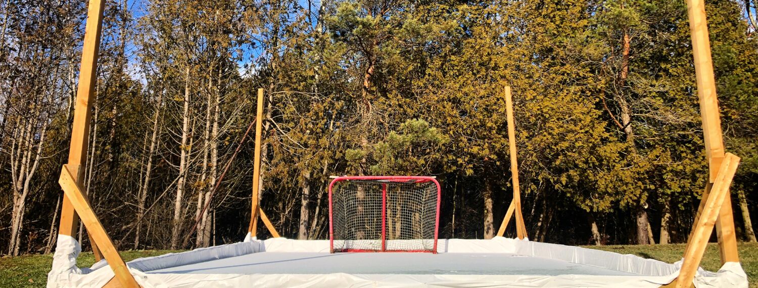 Front view of Hockey Rink and goalie net
Vue d’ensemble de la patinoire de hockey avec filet de gardien